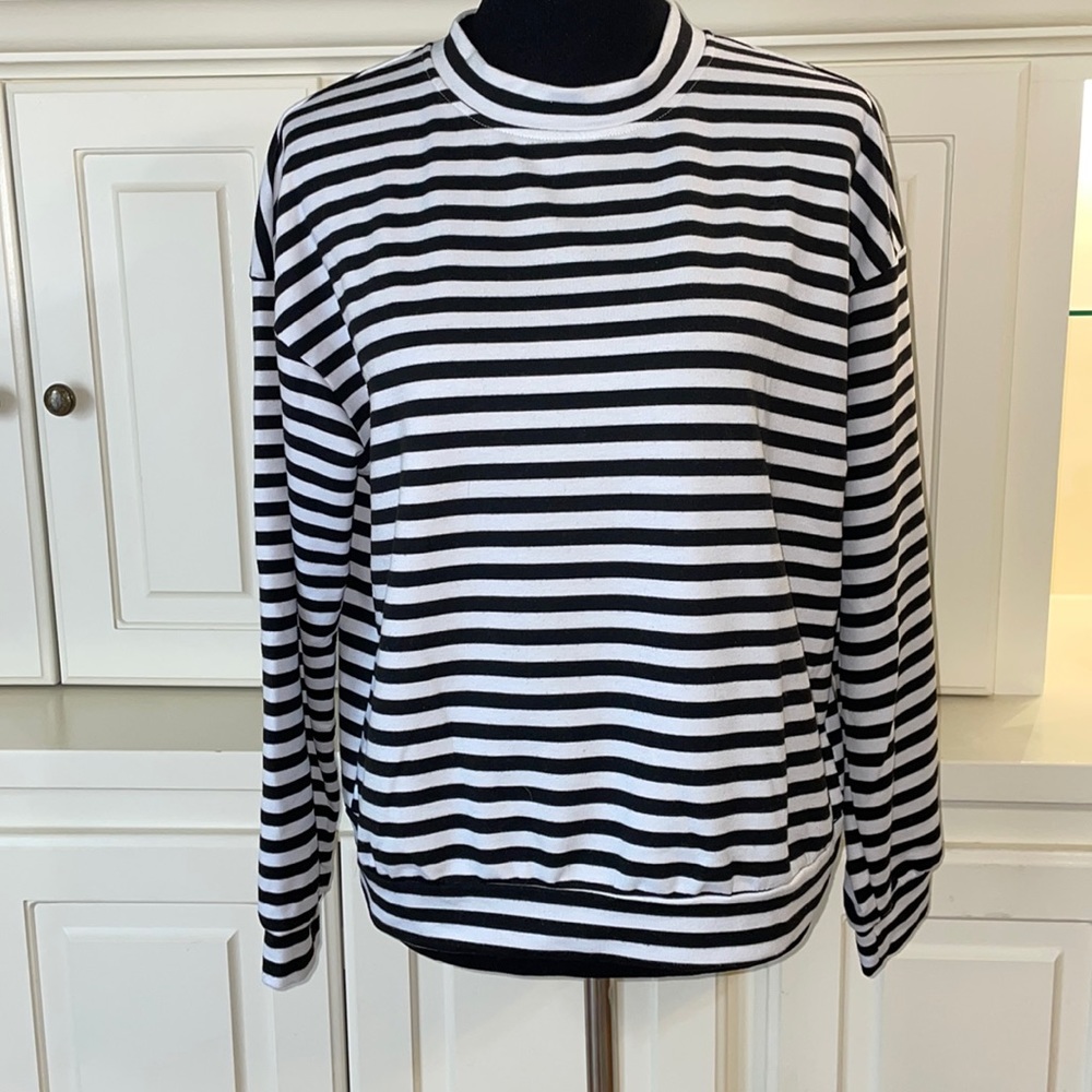 SHEIN black and white striped sweatshirt. Size x-large. Brand new condition.